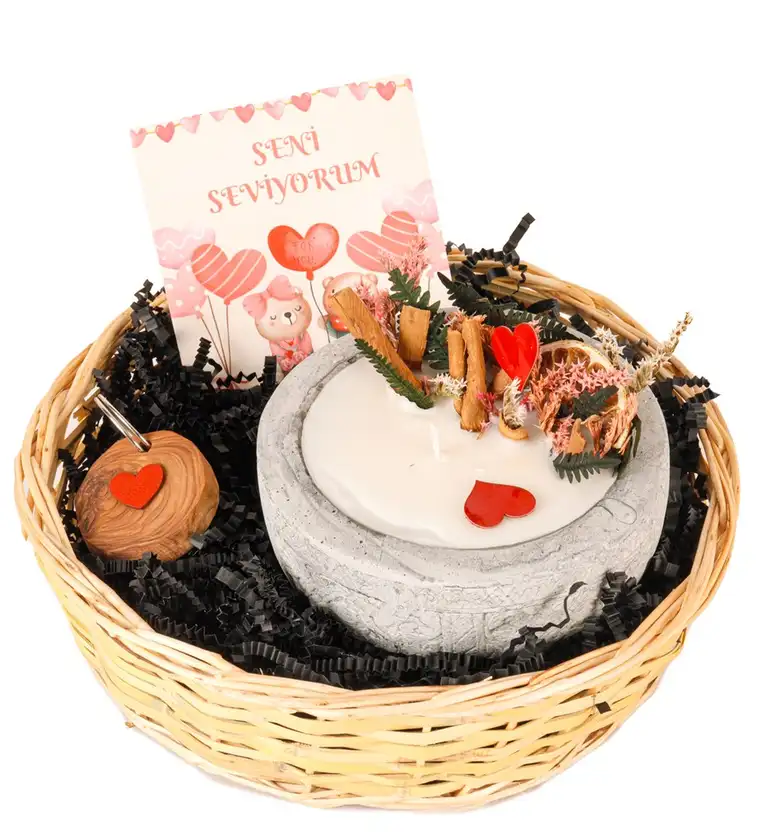 Bayburt Keçe Kalpli Anahtarlık ve Kayıp Hazineler Soya Wax Mum Hediye Sepeti Siparişi
