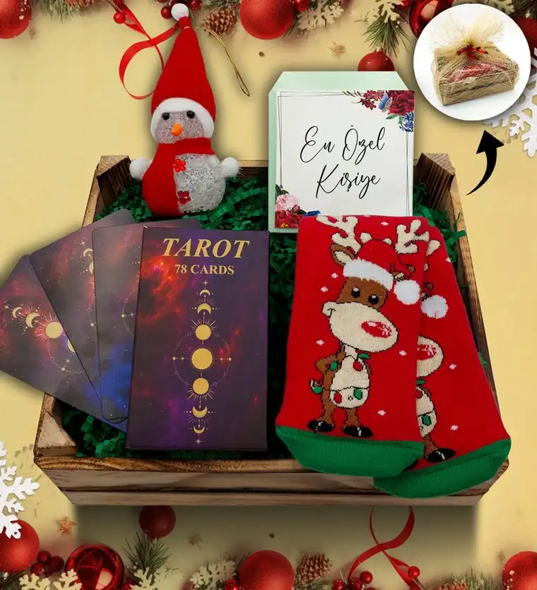 Bartın Mini Kasa İçerisinde Tarot Kartları & Kardan Adam & Yılbaşı Çorabı Hediye Seti Siparişi