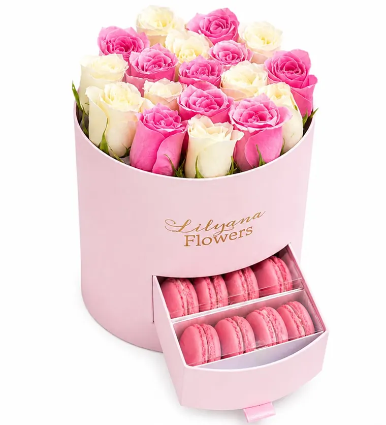 Iğdır Yuvarlak Büyük Pembe Kutuda Macaronlu Pembe Beyaz Gül Siparişi